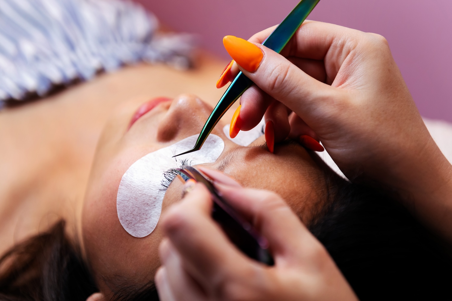 Applying eyelast extensions with tweezers